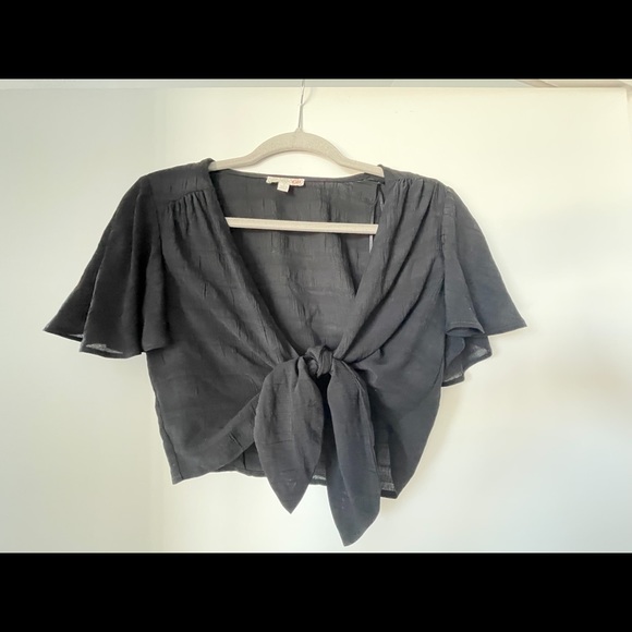 black tie in the front crop top! - Picture 2 of 5